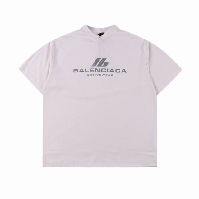 Balenciaga巴黎世家blcg Ib反光烫画短袖t恤 采用230克高支紧密潮牌棉，以及配套1*1 320克十字罗纹，反光烫画工艺，将烫画与反光材料的特性结