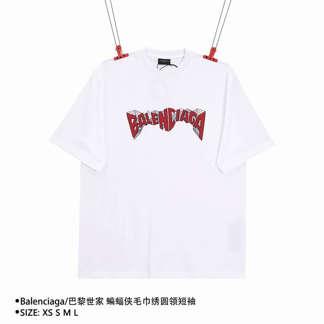 Balenciaga 巴黎世家 蝙蝠侠毛巾绣圆领短袖 Size：Xs S M L 颜色：白色 穿着方式：圆领 面料：棉 男女同款 款式编号：Xlt7 56056