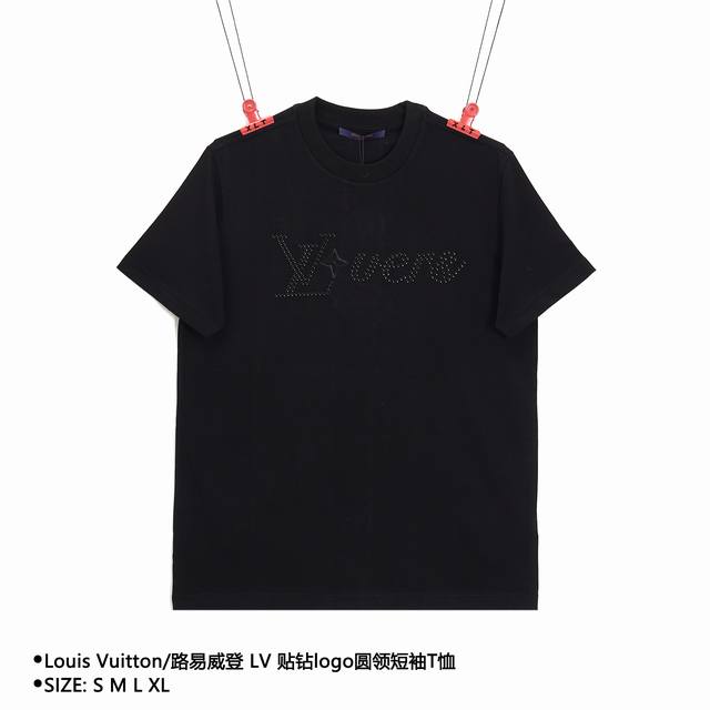 Louis Vuitton 路易威登 Lv 贴钻logo圆领短袖t恤 Size：S M L Xl 颜色：黑色 穿着方式：圆领套头 面料：棉 男女同款 款式编号：