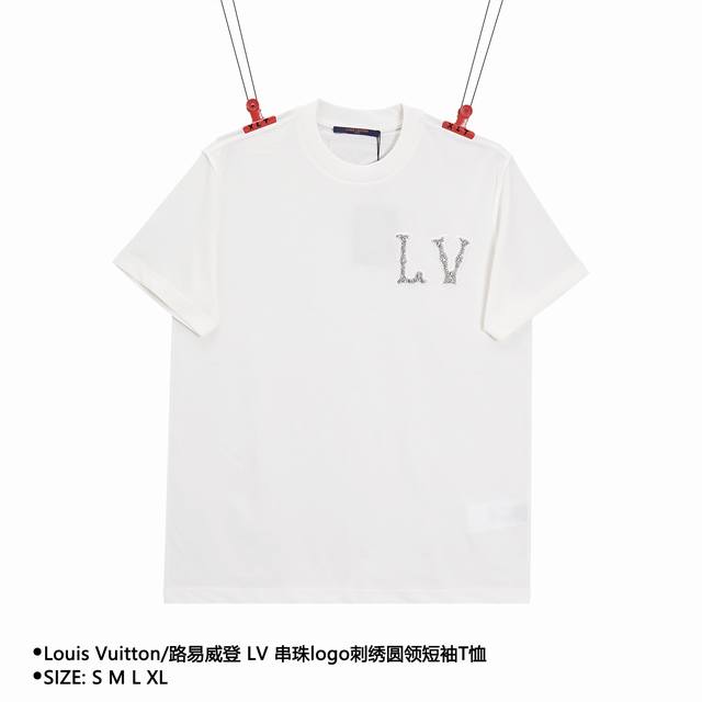 Louis Vuitton 路易威登 Lv 串珠logo刺绣圆领短袖t恤 Size：S M L Xl 颜色：白色 穿着方式：圆领套头 面料：棉 男女同款 款式编