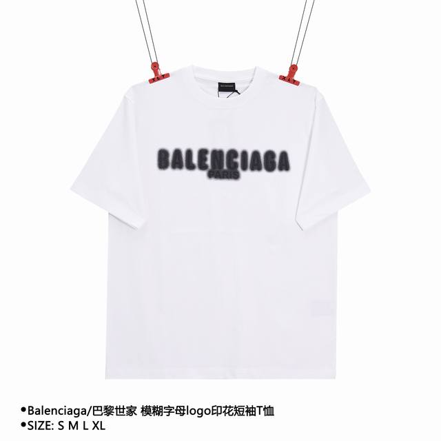 Balenciaga 巴黎世家 模糊字母logo印花短袖t恤 Size：S M L Xl 颜色：白色 穿着方式：圆领 面料：棉 男女同款 款式编号：Xlt7 5