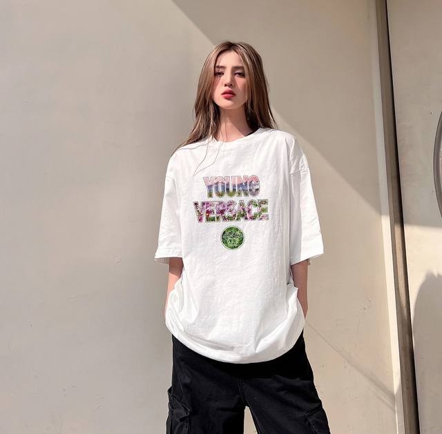 Versace 范思哲彩色字母印花短袖 上身图