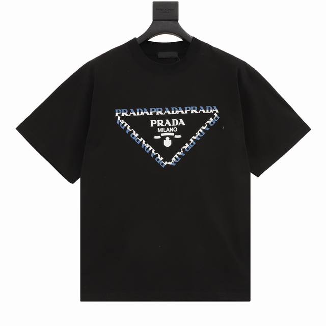 Prada 普拉达 新款三角标拼色字母短袖t恤 采用高质量面料制作而成，无论是日常穿搭还是参加派对，都能展示出您的时尚品味和个性。这款短袖具有舒适的剪裁和休闲风