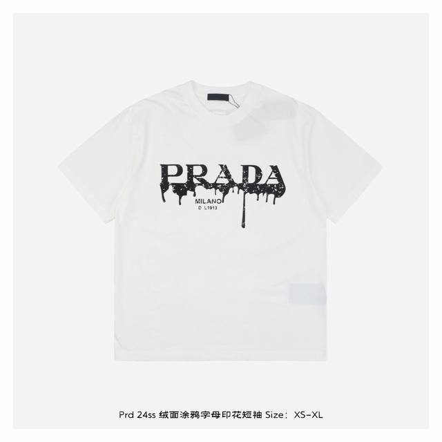 Prada 普拉达 24Ss 绒面涂鸦字母印花短袖 面料采用260克重精梳棉，定制32支1*1螺纹，成衣两遍水洗处理，面料舒适亲肤无异感，定制定染面料,纺织密度