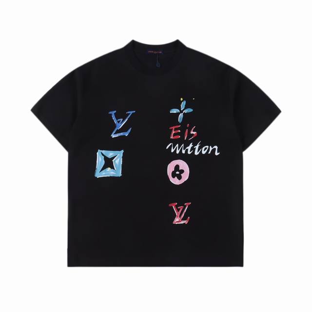 Louis Vuitton 路易威登 Lv 24Ss 多标logo短袖t恤 面料采用定制240G 26支特滑双股精棉平纹高密无尘全棉布料。前幅高密度加厚，走线平