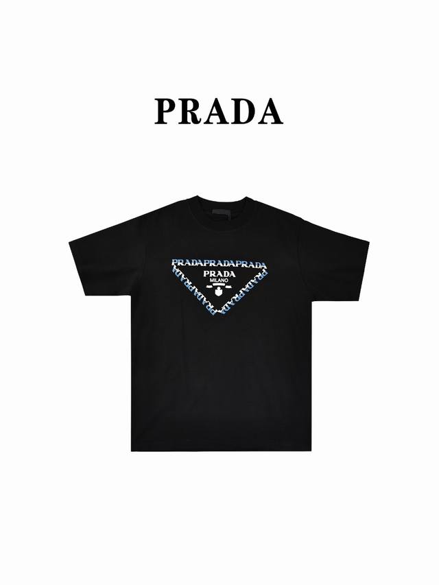 Prada 普拉达24Ss新款三角标拼色字母短袖t恤 采用高质量面料制作而成，无论是日常穿搭还是参加派对，都能展示出您的时尚品味和个性。这款短袖具有舒适的剪裁和