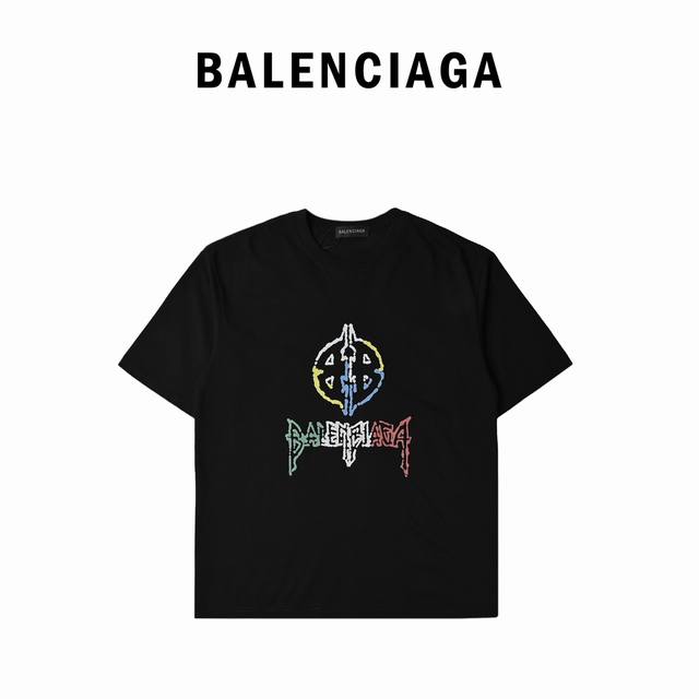 Balenciaga巴黎世家24Ss新款彩标圆领t恤。 精选260克双纱精梳原版纯棉贡缎棉料，舒适细腻带来极佳的亲肤感，同时吸湿透气，方便打理。D精工螺纹现织领