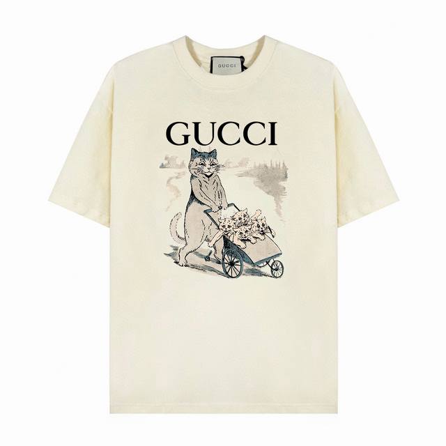Gucci 猫系列短袖t恤,简单的设计看起来特别大方！版型剪裁特别有讲究！上身很洋气显瘦内搭外穿都看高密针织圆领设计，平整简约！亲肤透爽！T恤面料的柔软性舒适性
