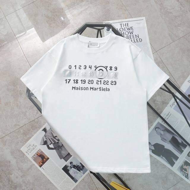 纯原臻品 顶级复刻 Maison Margiela 马吉拉胶带日历短袖t恤 - 款号：Zz03 - 颜色：黑色 白色 - 购入原版开模打造，全套定制辅料，细节决