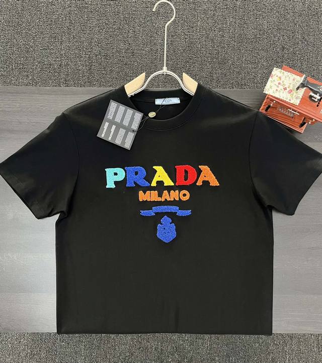 高品质 Prada 普拉达彩色牙刷绣t桖，24Ss春夏新品，采用230克平纹双纱全棉面料，柔软亲肤，五色马卡龙色刺绣醒目可爱，给人眼前一亮的感觉，做工精细上档次