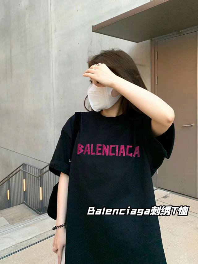 Balenciaga巴黎世家blcg限定荧光粉刺绣logo纯黑短袖t 上身满满的少女心超级超级温柔 绝了这款 太好看了单穿叠穿都很加分！！ 纯正的芭比粉刺绣 甜