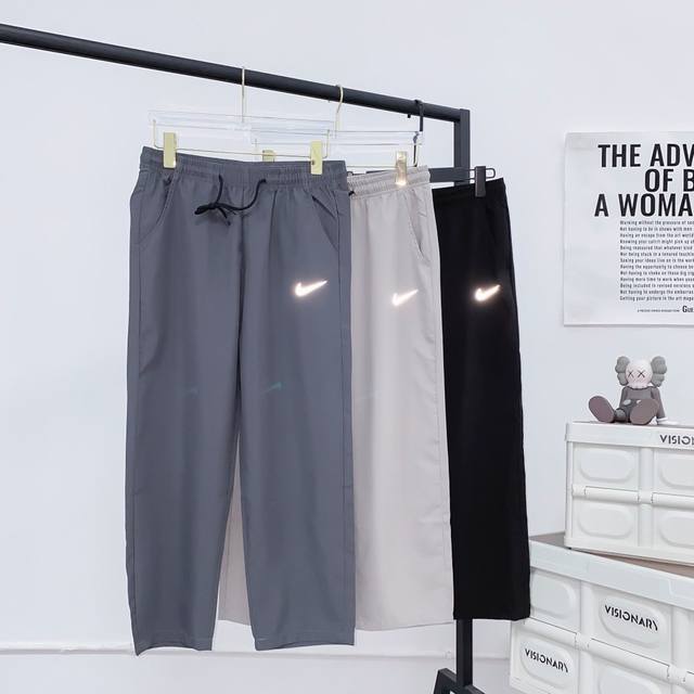 Nike耐克专柜新款梭织3M反光小勾运动直筒裤 版型超正的运动神裤，搭配经典logo印花设计，使衣服整体简约而不失特点面料舒适亲肤，既提升运动感自由度，又不失时