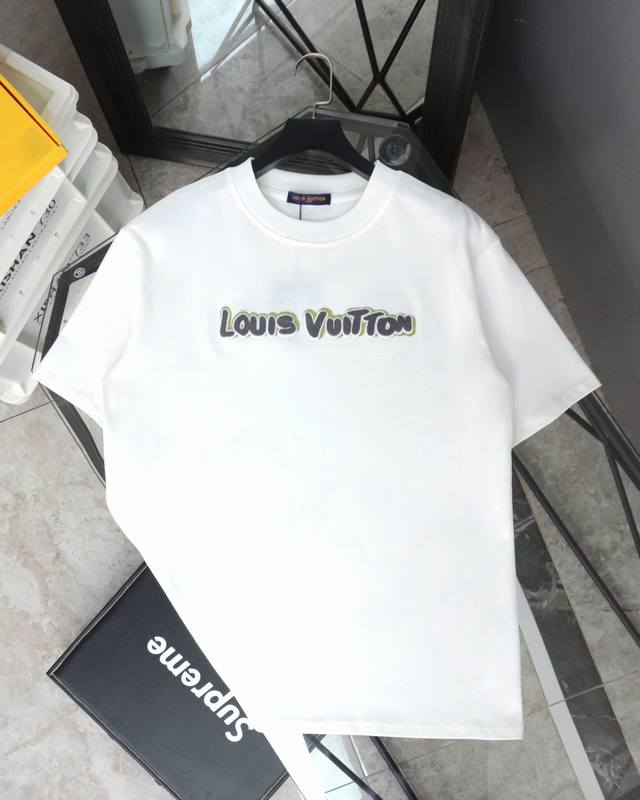 Louis Vuitton 路易威登秀场限定24Ss新款牙刷绣经典字母圆领短袖t恤 面料: 2重磅纯棉，随意对比 采用特定重磅32S精棉平纹针织面料，2克重；搭
