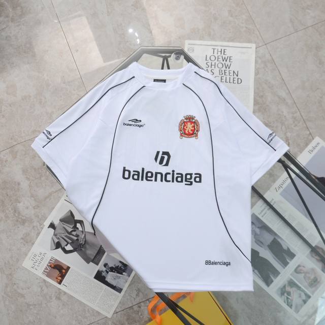 纯原臻品 顶级复刻 - Balenciaga 巴黎世家新款曼联足球刺绣印花短袖t恤球衣 - 颜色：黑色 白色 - 购入原版开模打造，全套定制辅料，细节决定成败
