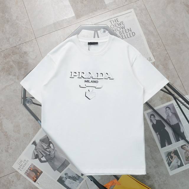 纯原臻品 顶级复刻 - Prada 普拉达 新款阴影刺绣logo休闲圆领短袖t恤 - 颜色：黑色 白色 - 普拉达 Prada 是意大利奢侈品牌，由玛丽奥 普拉