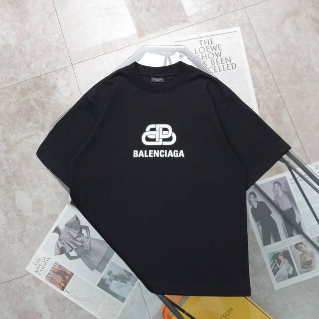 纯原臻品 顶级复刻 Balenciaga 巴黎世家经典锁扣印花圆领短袖t恤 - 颜色：黑色 白色 - 购入原版开模打造，全套定制辅料，细节决定成败 - 巴黎世家