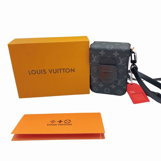 原单品质，配牛皮防伪纸箱 Louis Vuitton S-Lock Vertical 可拆卸可调节肩带 S-Lock 磁扣开合，涂层帆布，单肩斜挎包迷你，女款