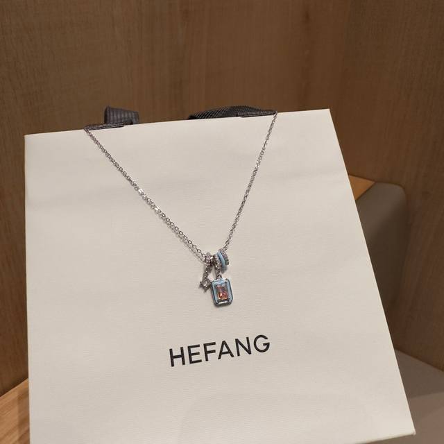 七夕情人节礼物]Hefang何方冰糖蓝极光小冰糖项链，3种不同材质打造而成，项链上垂坠着大小不一的圆环，中间的极光石吊坠幻彩精致，折射出像极光一样梦幻的光芒！配