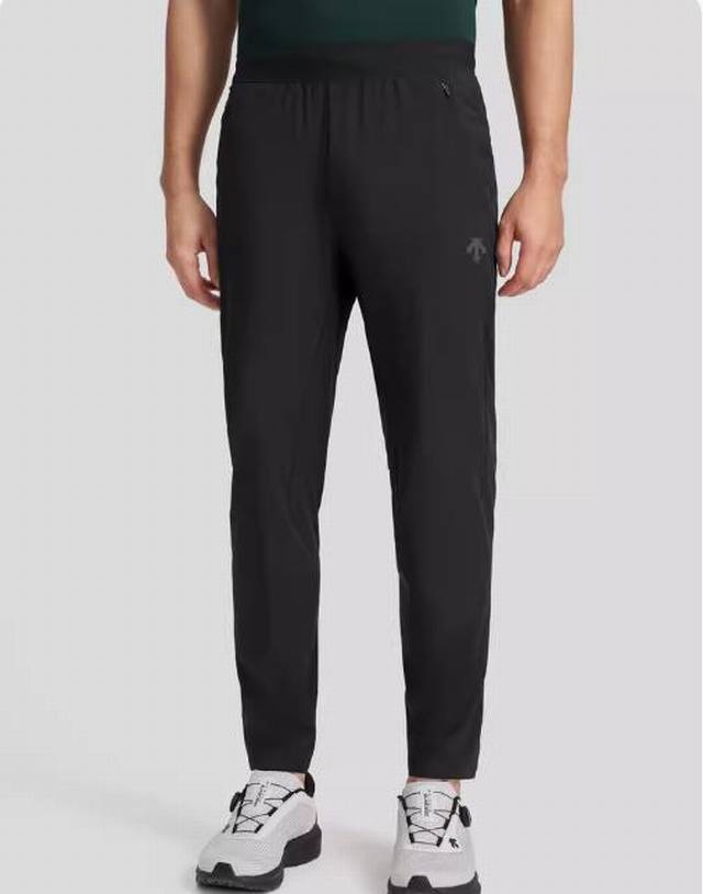 Descente迪桑特跑步运动健身男士f360梭织运动长裤夏季新款！ 采用质感梭织面料制作的跑步运动长裤。 面料质感挺括，顺滑舒爽，轻薄透气，防泼水。 采用f3