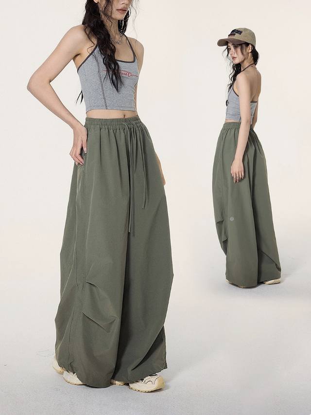 露露乐蒙lululemon2024 顶级版本 这款辣妹风格的工装裤，专为时尚女性在春季打造。 其设计独具匠心，做工精细 颜色高级 两道捏褶 的工艺会出来比较自然