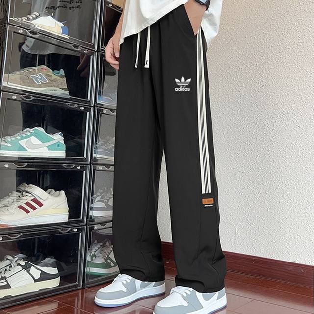 Adidas 阿迪达斯三叶草24夏季新款冰丝长裤 经典版型设计，时尚字母印花，条纹拼接，冰丝面料上身凉爽透气，腰部抽绳设计，性价比超高！ 颜色：黑色 灰色 尺码