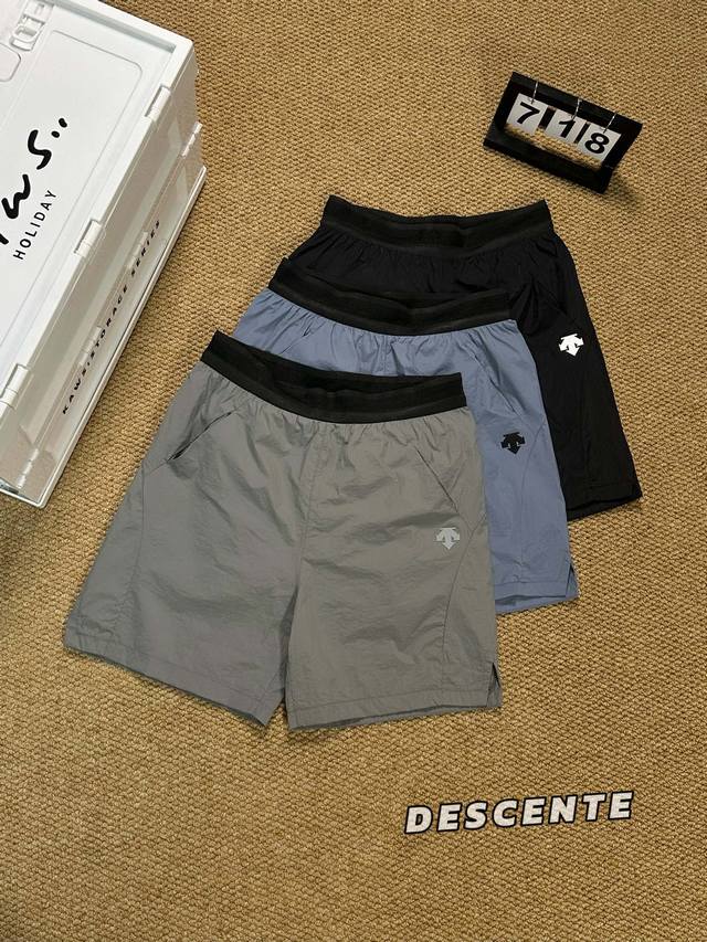 上新 Descente 迪桑特 24Ss新款户外跑步登山裤休闲短裤 颜色：黑色 蓝色 灰色 尺码：M-4Xl 3D立裁的版型 设计独特不仅有潮流感更兼具了运动功