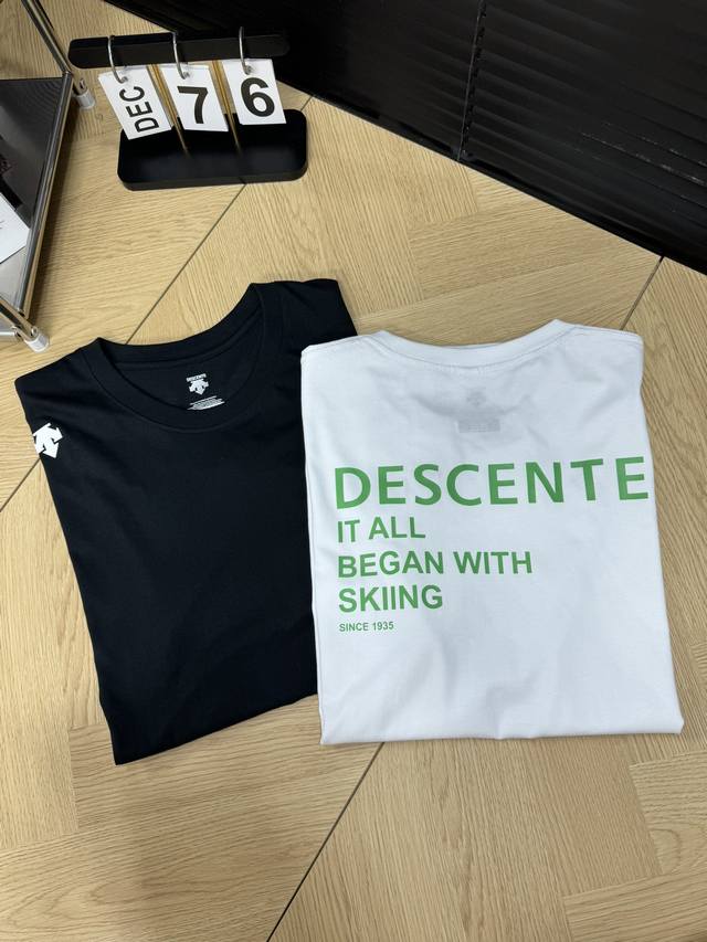 Descente 迪桑特 24Ss夏季硅胶小标后面印花情侣短袖t恤 颜色：黑色 白色 尺码：M L Xl 2Xl 3Xl 如今热销的顶级流量款！高品质230克纯