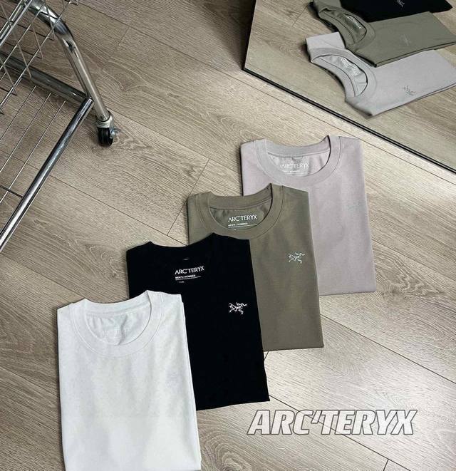 24Ss新款始祖鸟arcteryx 四色小标速干反光情侣短袖tee- 颜色： 黑 白 灰 绿 尺码 : M 3Xl 面料采用230克运动速干面料 透气舒适 贴身