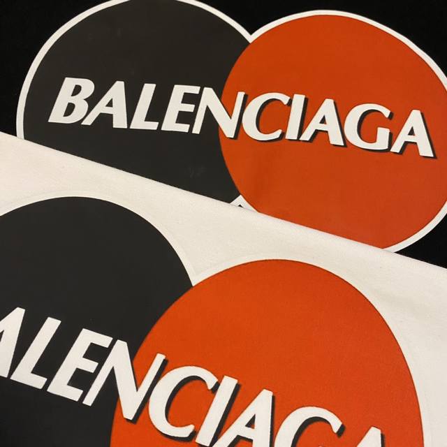 新款 控 Balenciaga 巴黎世家20Ss万事达黑红logo情侣款短袖 穿上就是舒适自在 减龄又显瘦的存在，慵懒而随性，结合干净简单的色系就特别耐看，适合