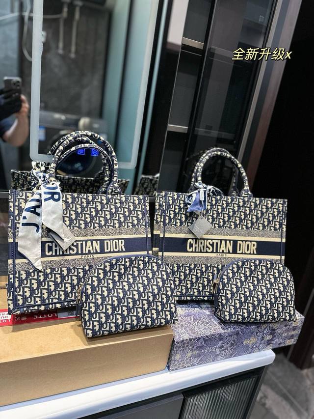 折叠礼盒 Dior Book Tote今年最喜欢的一款购物袋 Tote我用的次数最多的包，因为容量超级大，不管什么东西都向里面放，当然凹造型也是必须有的，这款d