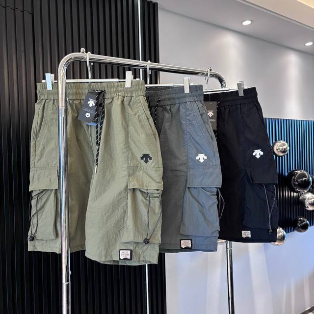 迪桑特新款速干三色五分短裤 质感一流，作为当下超火的品牌，没有夸张的设计图案、采用独特载剪、成功俘获一大批粉丝迅速火遍全球，此款五分短裤一经推出就引爆市场大受欢