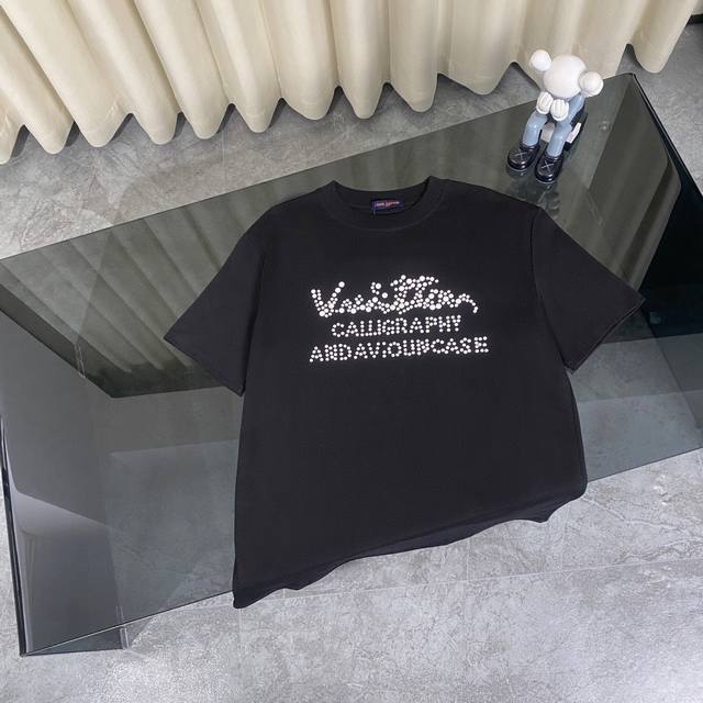 Louis Vuitton 路易威登秀场珍珠烫钻大logo圆领短袖t恤 款号：6328L13 面料: 280重磅纯棉，随意对比 采用特定重磅32S精棉平纹针织面