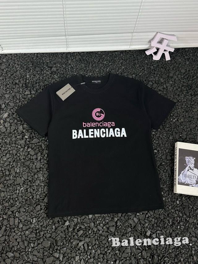 巴黎世家 Balenciaga 24Ss夏款经典粉色字母印花短袖t恤 - 热度款tee！潮男潮女必备单品！可随意穿搭！对色对位直喷工艺！图案呈现出来立体感效果非