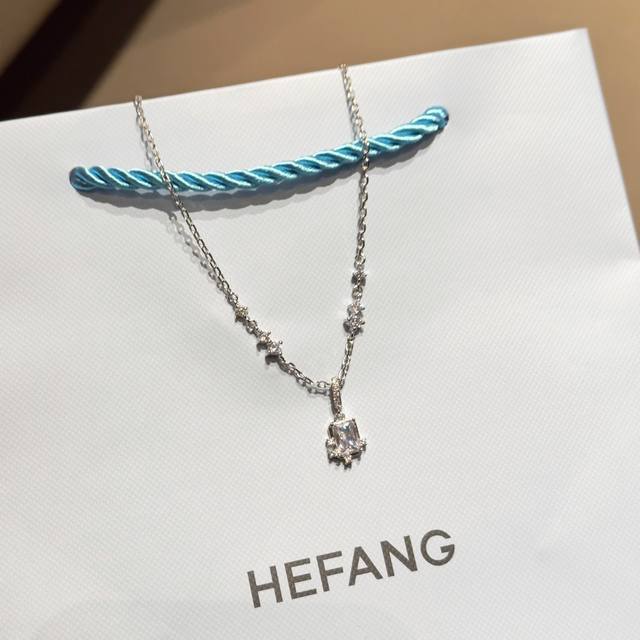 Hefang何方星云方糖项链轻奢优雅春夏高级锁骨链女礼物，“梦境是第二场人生，女孩们一切奇思妙想皆被容纳”，设计师将星河与月光定格在星云方糖项链里，用璀璨珠宝构