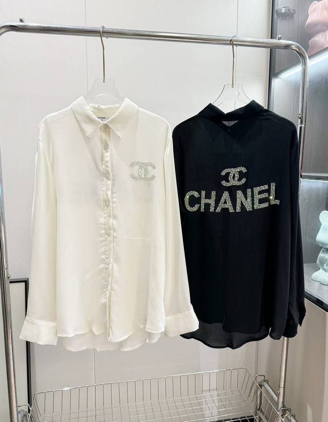 品名：Chane*小香重工双c烫钻雪纺衬衣 尺码：S.M.L 颜色：白色 黑色 相比普通的衬衫，这件更显得精致，胸前和后背选用高品质水钻logo，不同角度下呈现
