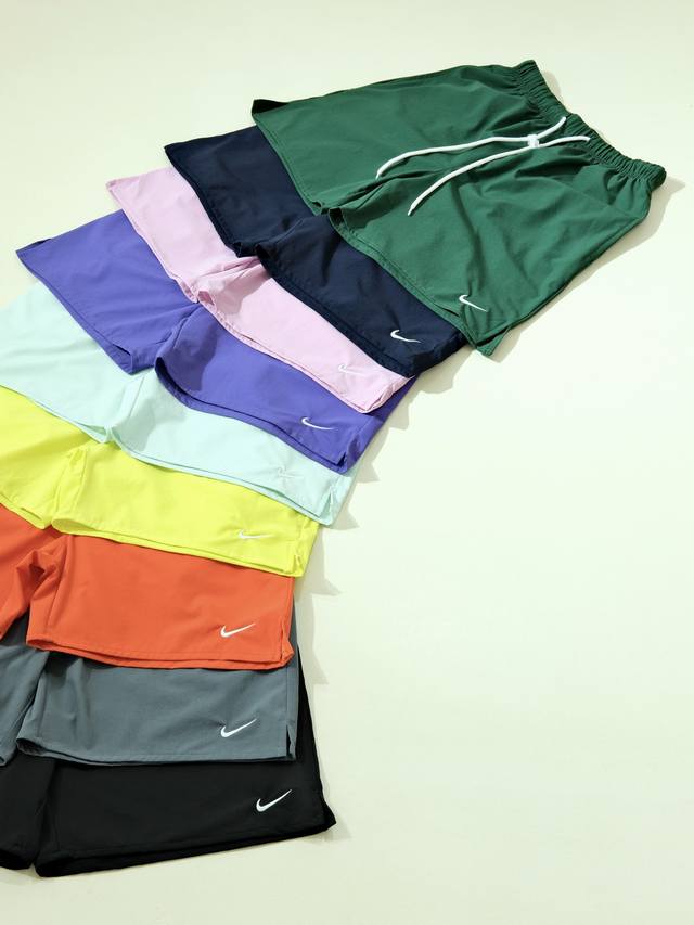 Nike耐克24Ss海外版本速干糖果色沙滩短裤 这个夏日你需要一条靓丽的沙滩短裤！ 整体裤子的长度不过膝，给人干净利落的感觉。品牌logo也是和裤子颜色相近，前