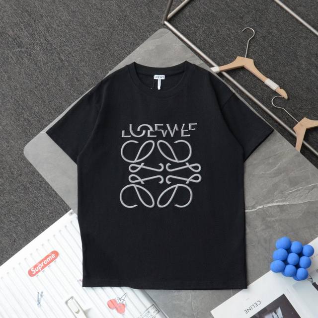 顶级复刻 高端定制 - Loewe 罗意威 新款错位立体刺绣logo休闲圆领短袖t恤 - 货号：67713 - 颜色：黑色 白色 - Loewe罗意威创立于18 - 点击图像关闭