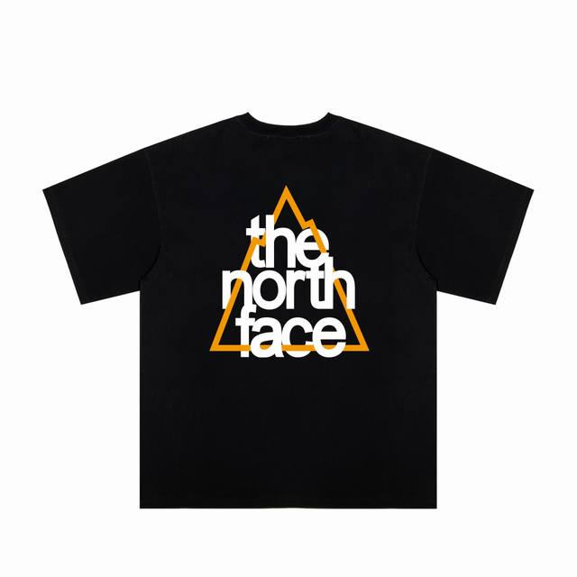北面 The North Face 三角山峰款，北面ue先锋设计款230克纯棉短袖t恤，潮流简约。 男女同款 纯棉精梳面料，预缩处理，后背山峰字母印花图案，对版