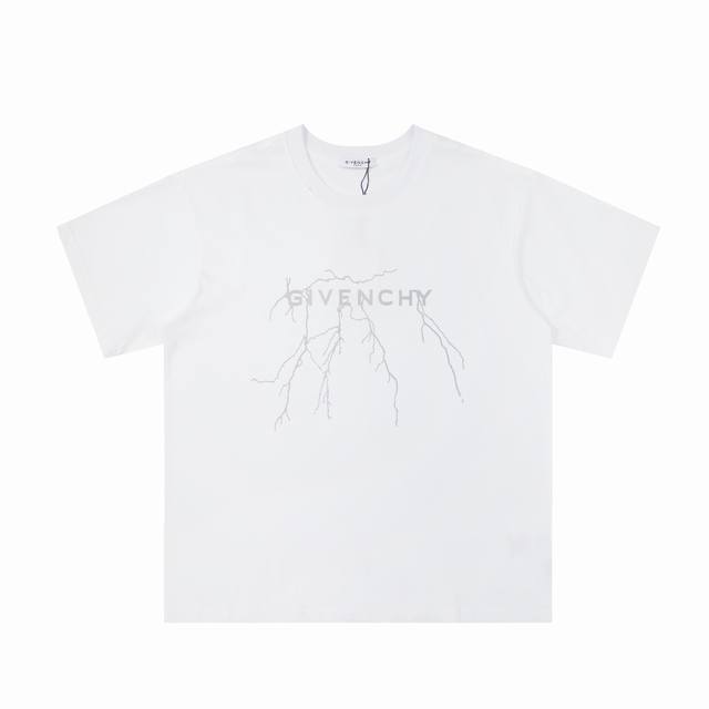 Givenchy纪梵希24Ss秀款限定反光闪电字母 印花短袖t恤 购入原版开模打造，全套定制辅料，细节决定成败。 胸前闪电图案，使用3M反光印花，灯光下反光效果