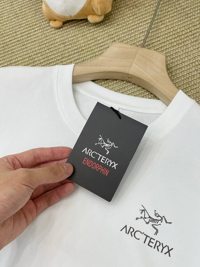 Arcteryx -始祖鸟bloom龙系列图案纯色品牌logo印花休闲圆领短袖 男女同款 经典圆领立体设计，舒适好穿不变形，高弹丝螺纹领口，耐久不变形，加固设计