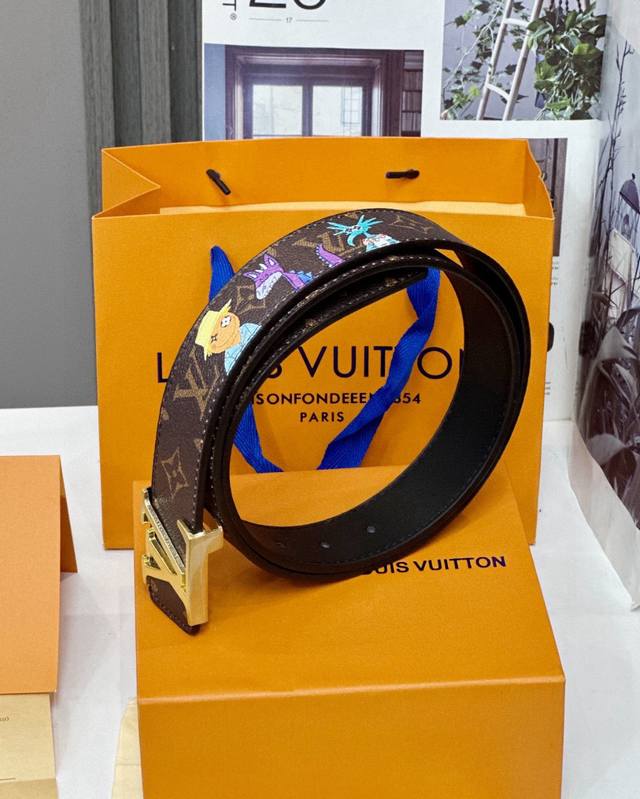 路易威登louis Vuitton Lv新款涂鸦公仔老花腰带 专柜包装！！ 货号：8036 涂鸦+经典老花腰身搭配金色的扣头 满满的高级感 Louis Vuit