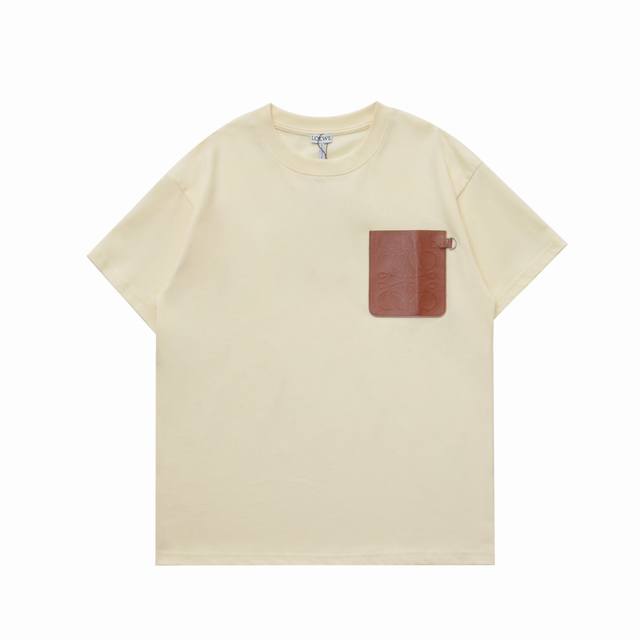 顶级复刻版本 Loewe 罗意威经典款皮标口袋休闲圆领短袖t恤 款号：67907 面料: 280G重磅纯棉，随意对比 砖柜同步。第一时间正品开发研制。欢迎对比！