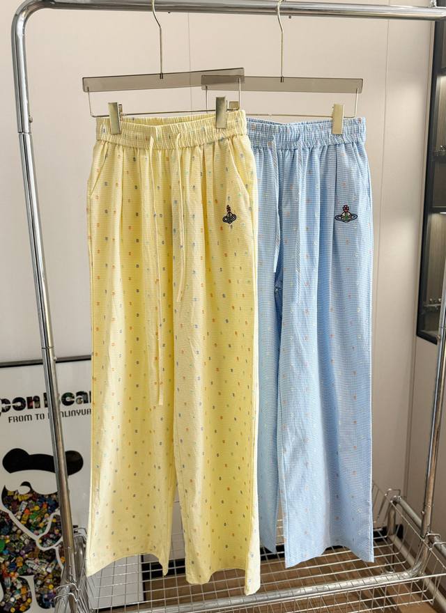 品名：*西太后土星刺绣波点格纹休闲棉麻裤 尺码：M.L 颜色：黄色 蓝色 夏天，是慵懒风的季节，也是阔腿裤的季节。这件夏日多巴胺点点裤太绝了！芝士啵啵裤，海盐啵