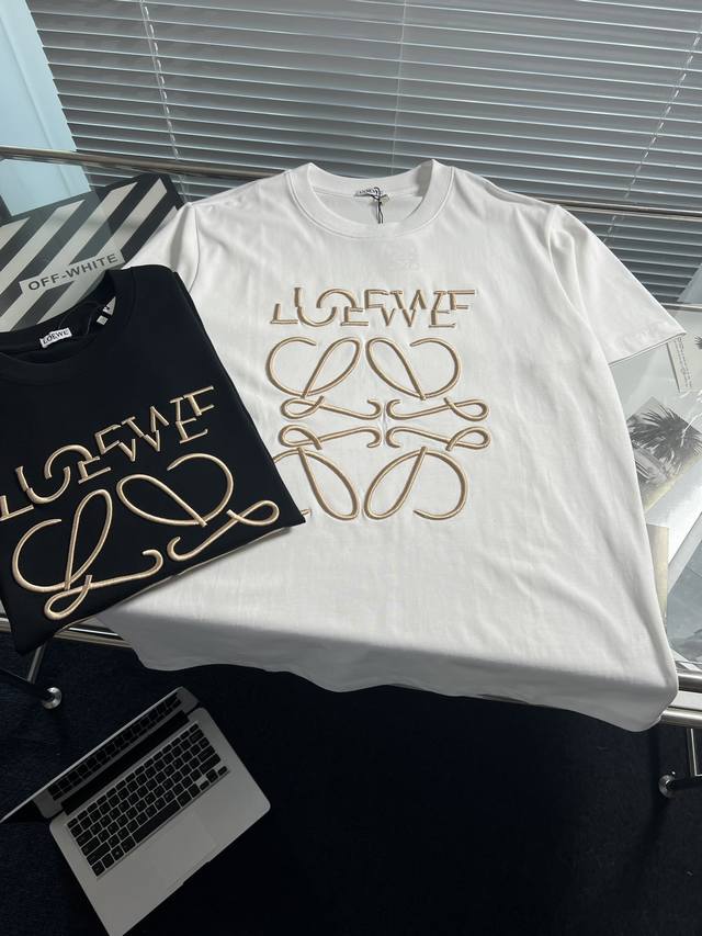 罗意威loewe罗家新款重工立体刺绣logo圆领短袖t恤 - Loewe罗意威创立于1846年的奢华皮具品牌，创新、现代、极致工艺以及对于皮革的卓越理解一直都是