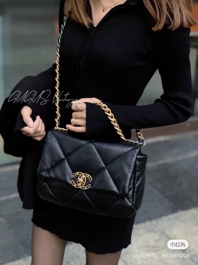 Chanel 香奈儿19 Bag Chanel19Bag是由 Karl Lagerfeld和 Virginie Viard共同创作 首次出现在2019秋冬系列中