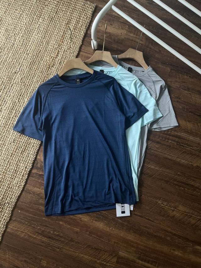 Lulu家爆款运动t恤metal Vent Tech系列2.0 销量1W+ 即使618，便宜的颜色也要300+ 露露家单品是真好穿，价格一点不平易近人！ 定织面