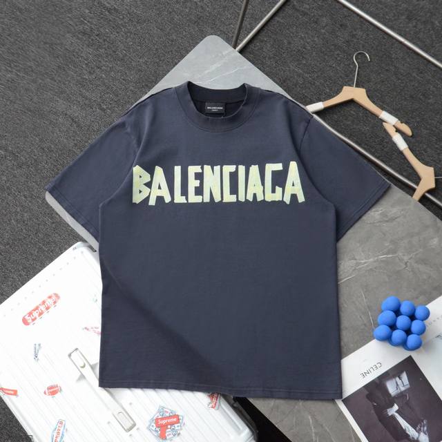 顶级复刻 高端定制 - Balenciaga 巴黎世家 新款前后拼接印花刺绣结合短袖t恤 - 颜色：黑色 - 购入原版开模打造，全套定制辅料，细节决定成败 -