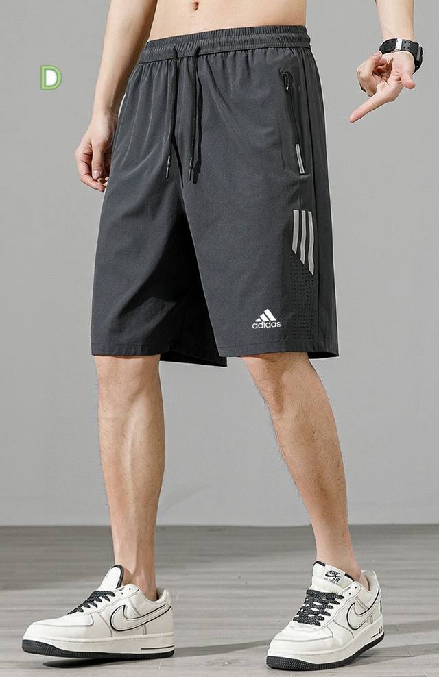 Adidas阿迪达斯三叶草经典冰丝户外短裤 你可以永远相信adidas的神仙配色！！ 经典品牌三道杠设计 舒适亲肤，炒鸡透气，同时上身能很好的保持整个短裤的版型