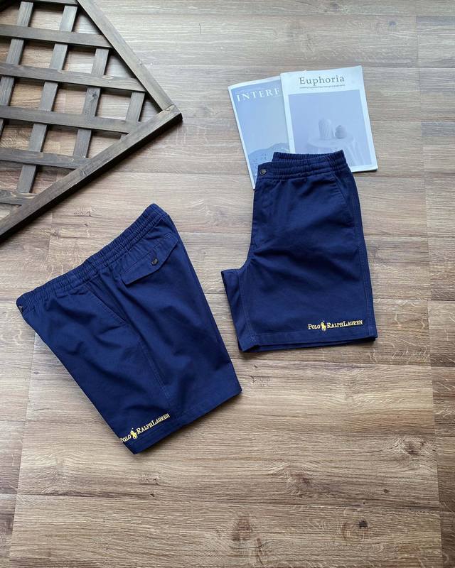 Polo Ralph Lauren X Beams Chino Shorts刺绣休闲短裤！！ 高密纯棉斜纹面料打造。成衣水洗工艺！！ 采用海军蓝与金色，彰显高级