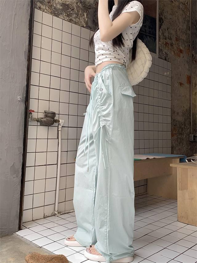 露露乐蒙lululemon 这款辣妹风格的蝴蝶结工装裤，专为时尚女性在春季打造。 其设计独具匠心，抽绳结元素的融入，为工装裤增添了一抹别致的细节与甜辣气息，展现